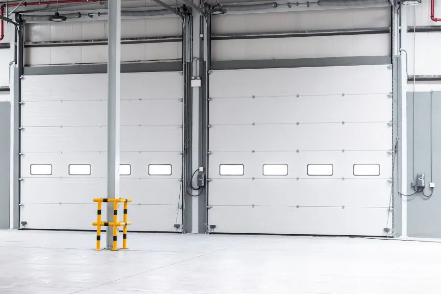 Puertas-naves-industriales Puertas naves industriales metálicas instaladas en nave logística